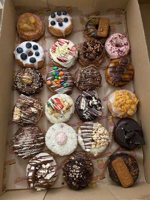 Eine Kiste voller Donuts